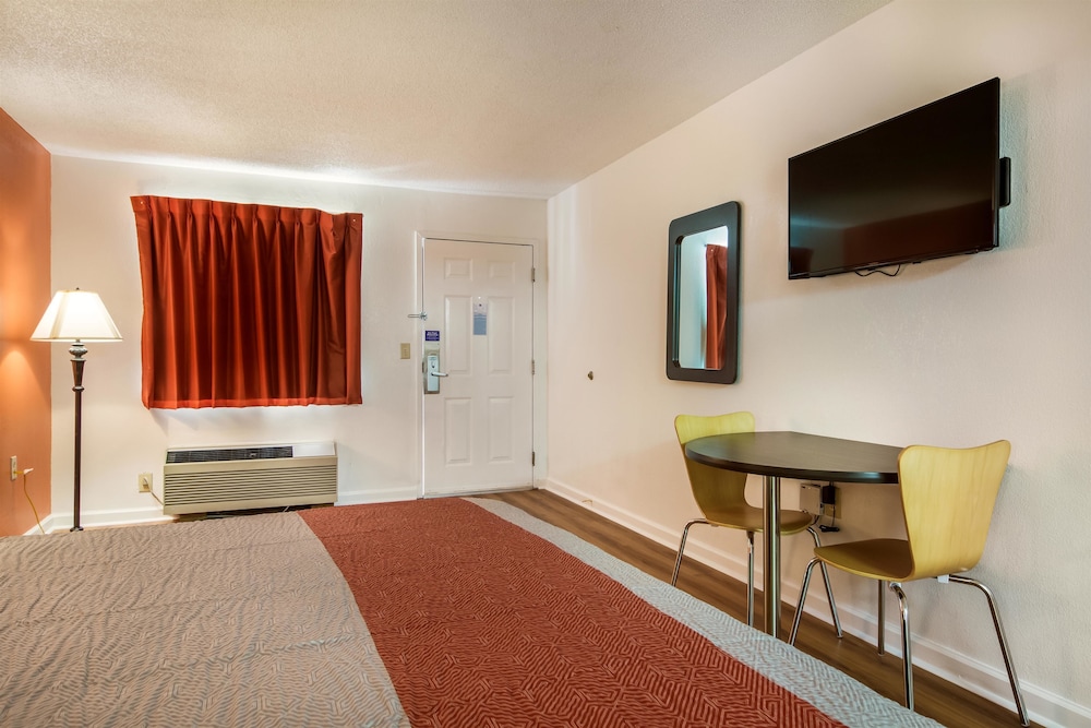Standard Room, 1 King Bed, Accessible, Non Smoking