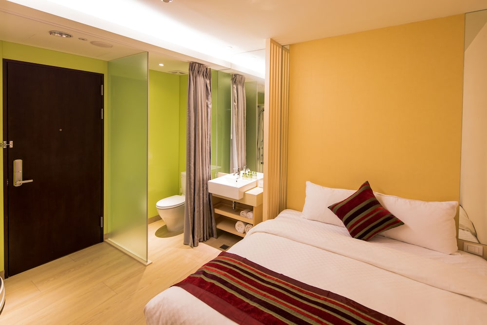 Deluxe Double Room (Bright) photo 2