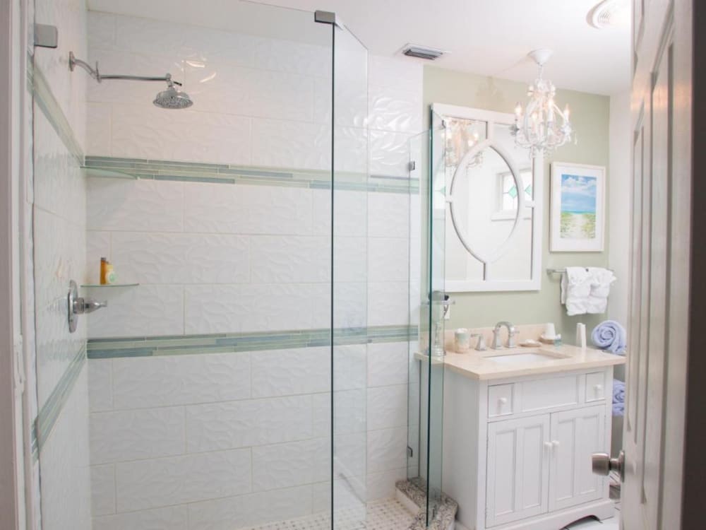 Pool View, 1 Queen bed, Shower (pet and children friendly)