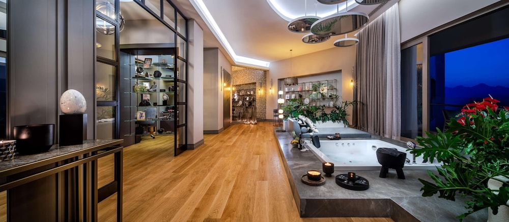 Ocean Suite (Urban Chic Lounge Access) thumbnail 5