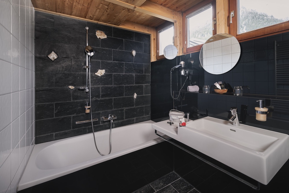 Superior Double Room, 1 Double Bed, Non Smoking, Mountain View photo 3