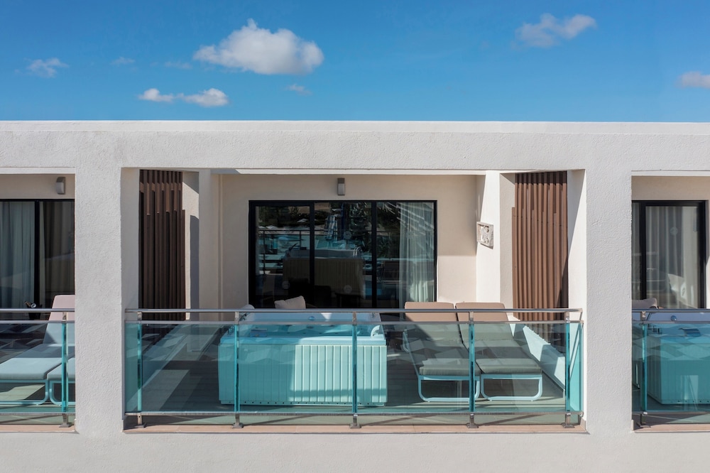 Superior Room, Jetted Tub, Sea View thumbnail 6