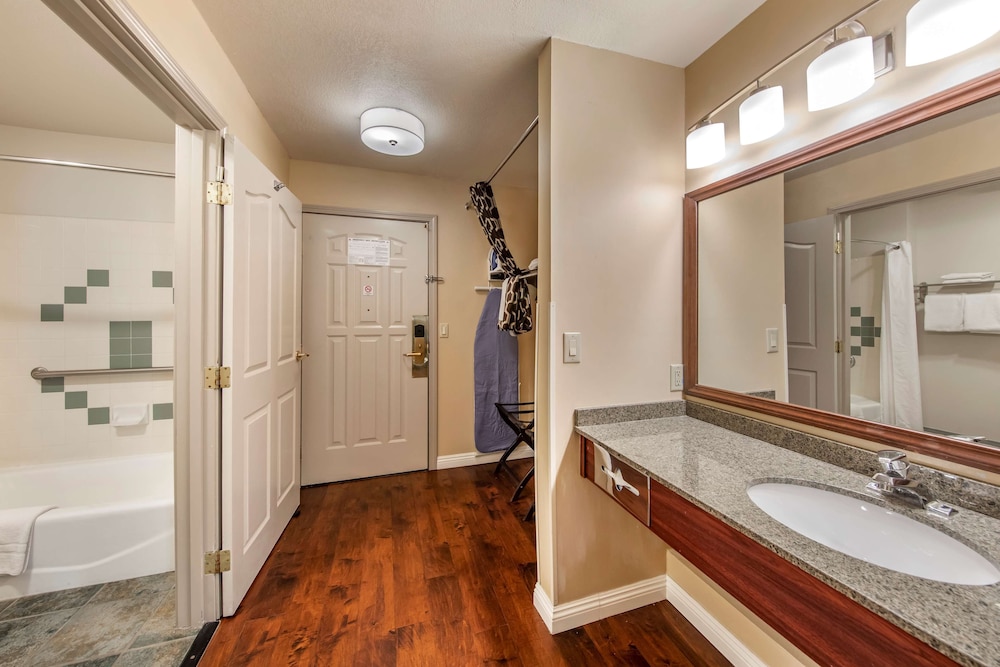 Suite, 1 King Bed, Non Smoking, Balcony - Photo 5