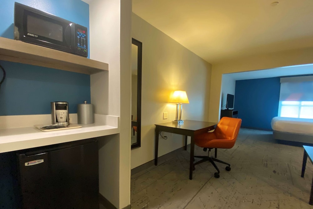 Upgraded, Standard Room, 1 King Bed - Photo 3