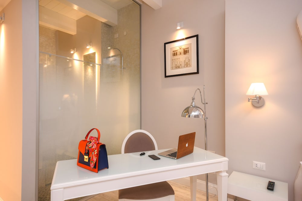 Suite, Jetted Tub, Lake View