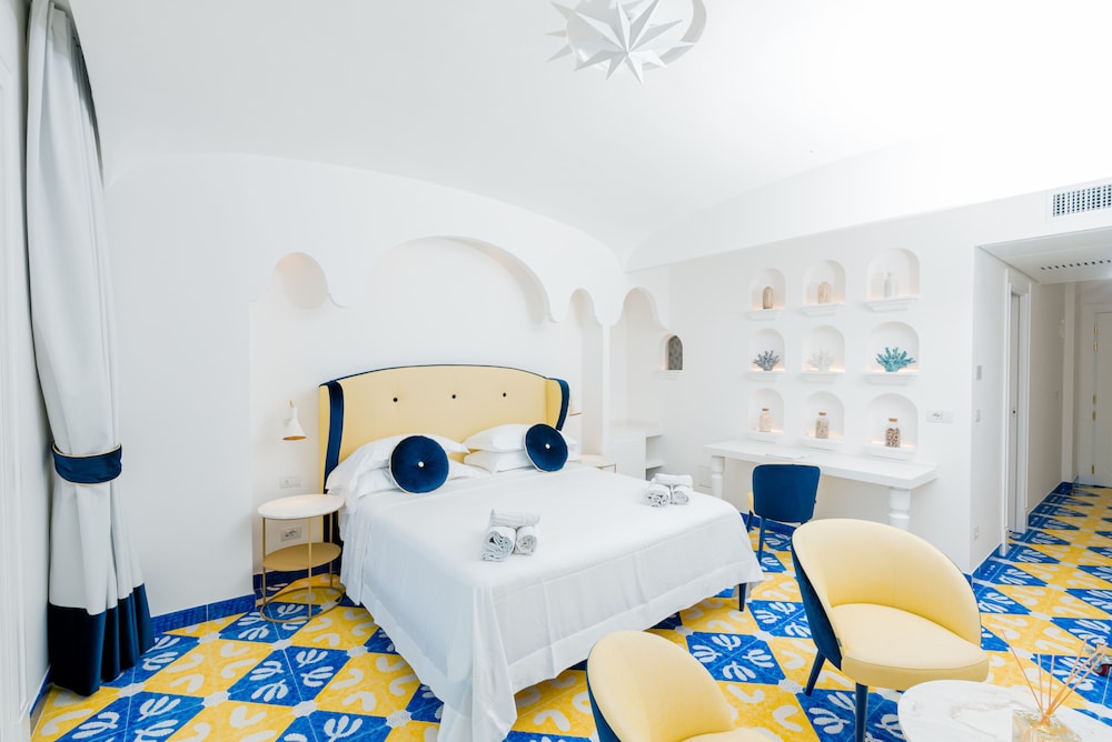 Elite Room, 1 King Bed, Hot Tub, Sea View photo 2