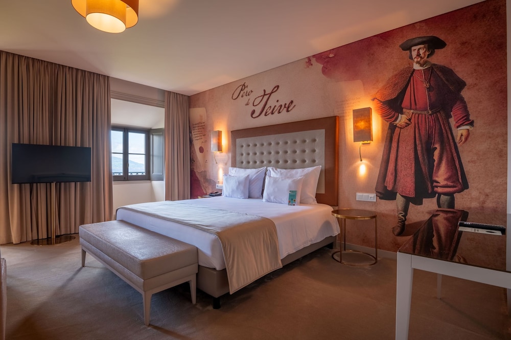 Deluxe Twin Room (2 Adults + 1 Child) - Photo 1