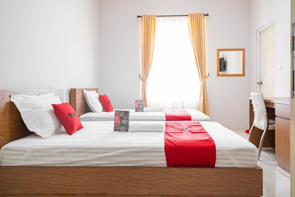 Twin Room (RedDoorz) - Photo 1