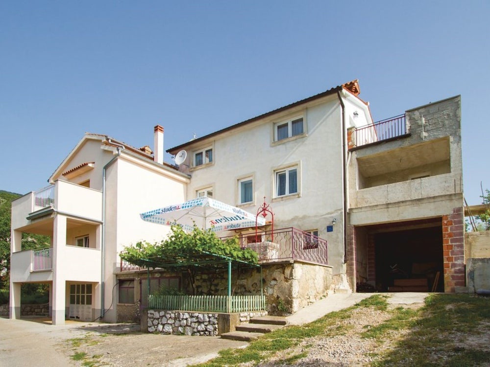 Apartment (Three Bedroom Apartment with Terrace)