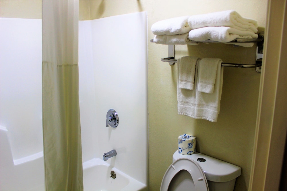 Standard Room, 2 Queen Beds, Non Smoking - Photo 9