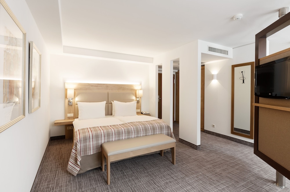 Premium Room, Multiple Beds thumbnail 6