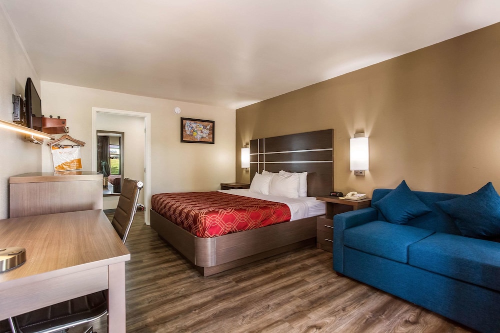 Room, Non Smoking (2 Queen bed and 1 Pull out couch) photo 1