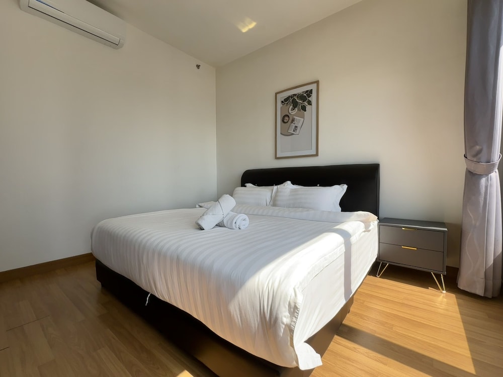 Classic Apartment, 2 Bedrooms, City View