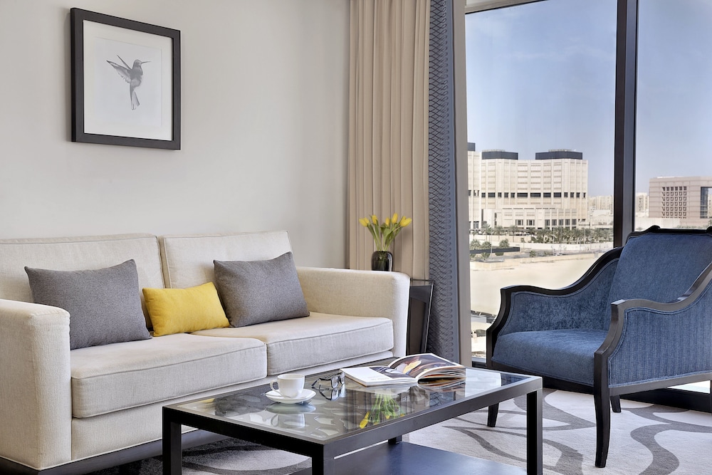 Suite, 1 King Bed, Smoking, City View - Photo 7