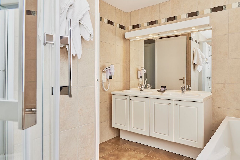Family Suite, Two Bedrooms (one with a sea view), Shared bathroom, Situated at 80 meters photo 2