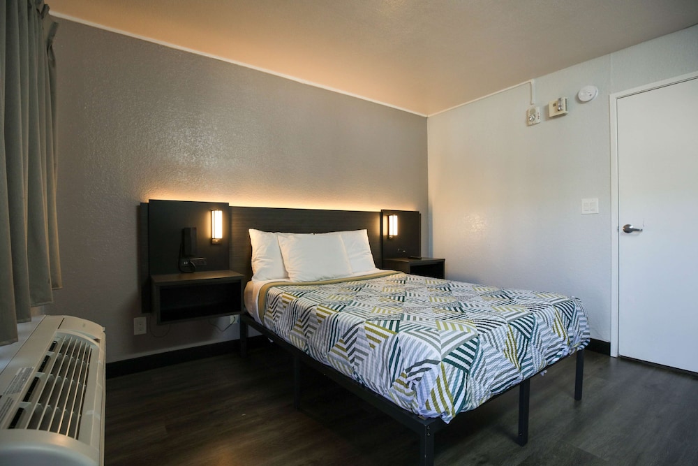 Deluxe Room, 1 Queen Bed, Non Smoking, Refrigerator & Microwave photo 3