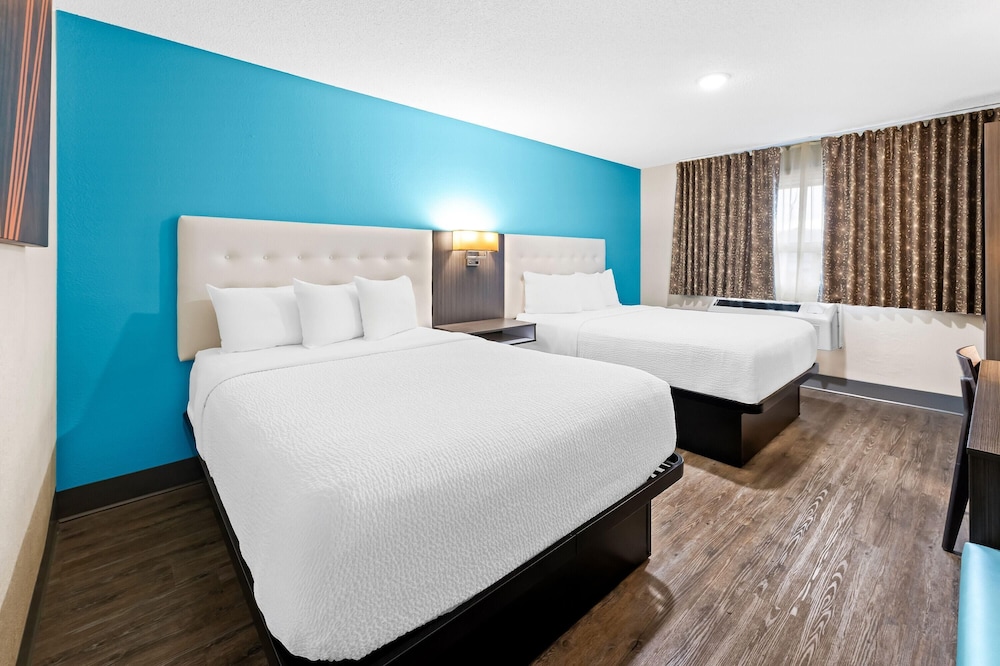 Room, 2 Queen Beds, Non Smoking (Second Floor, No Pets) - Photo 2