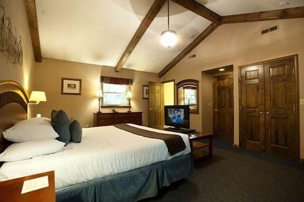 Standard Room, 1 King Bed photo 3