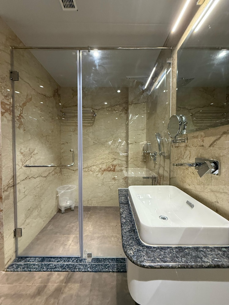 Executive Room - Photo 8