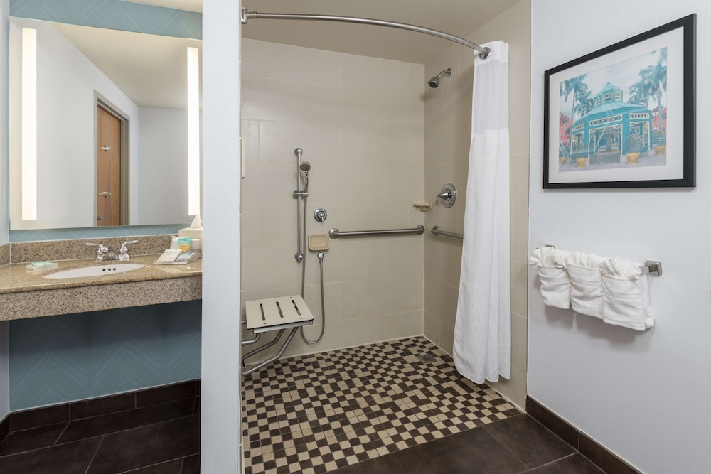 Room, Accessible - Photo 8