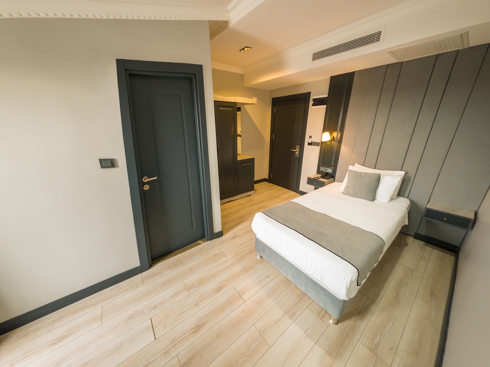 No Windows Economy Double Room - Photo 2