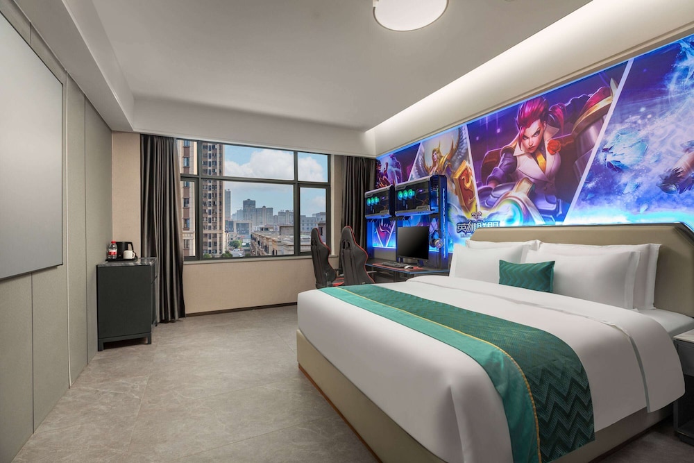 Room, 1 King Bed, Non Smoking (Gaming Room) photo 1