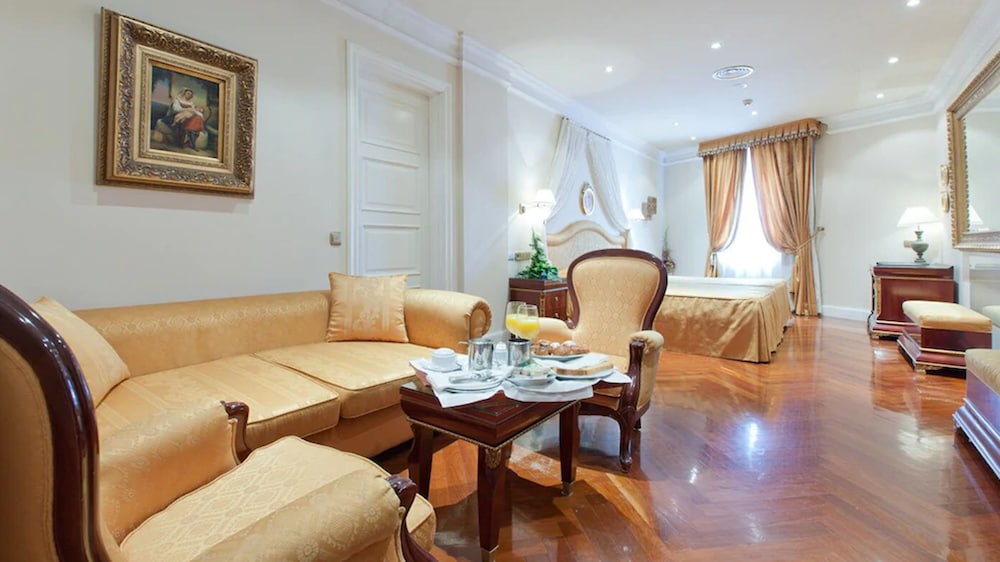 Twin Room (two beds and sofa bed) photo 2
