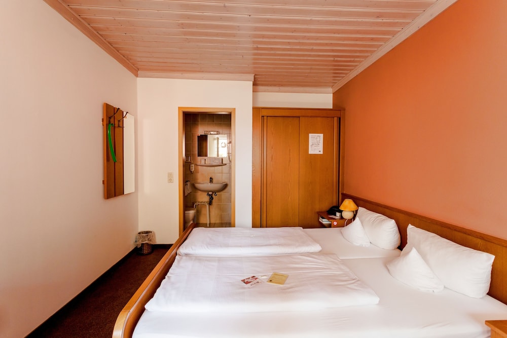 Economy Double Room, 1 Queen Bed