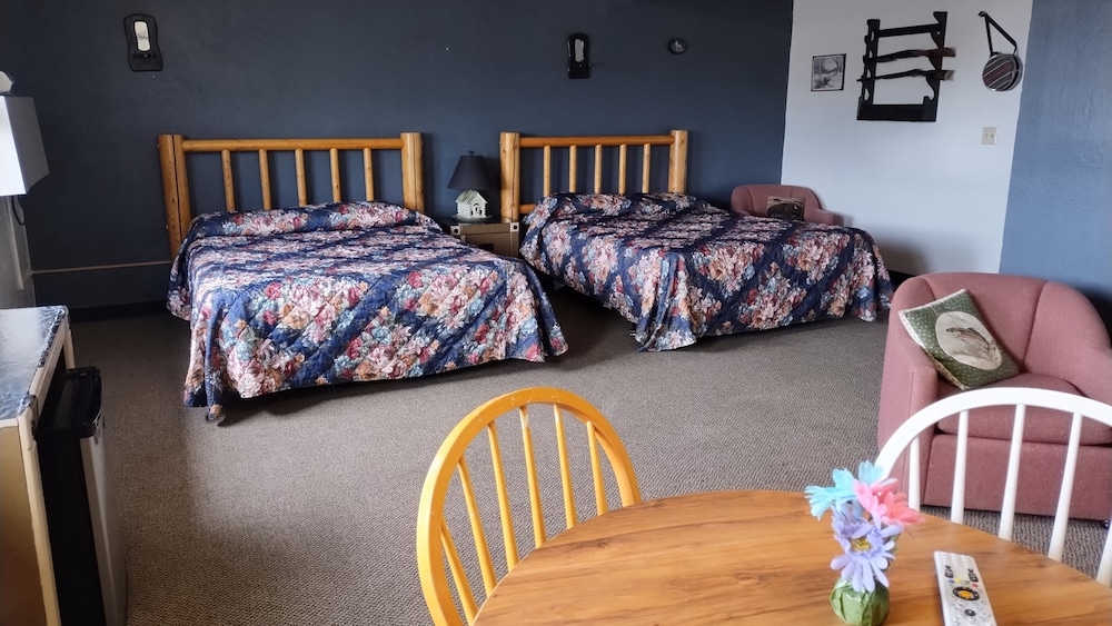 Family Room, 2 Queen Beds, Refrigerator, Ground Floor