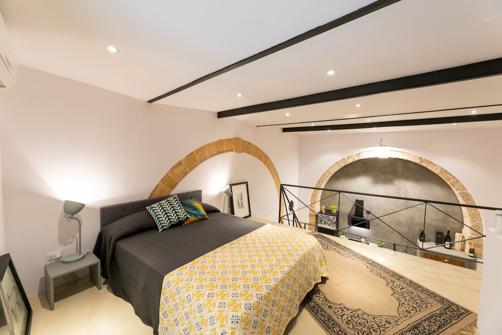 Exclusive Apartment, Ensuite, Courtyard View photo 3