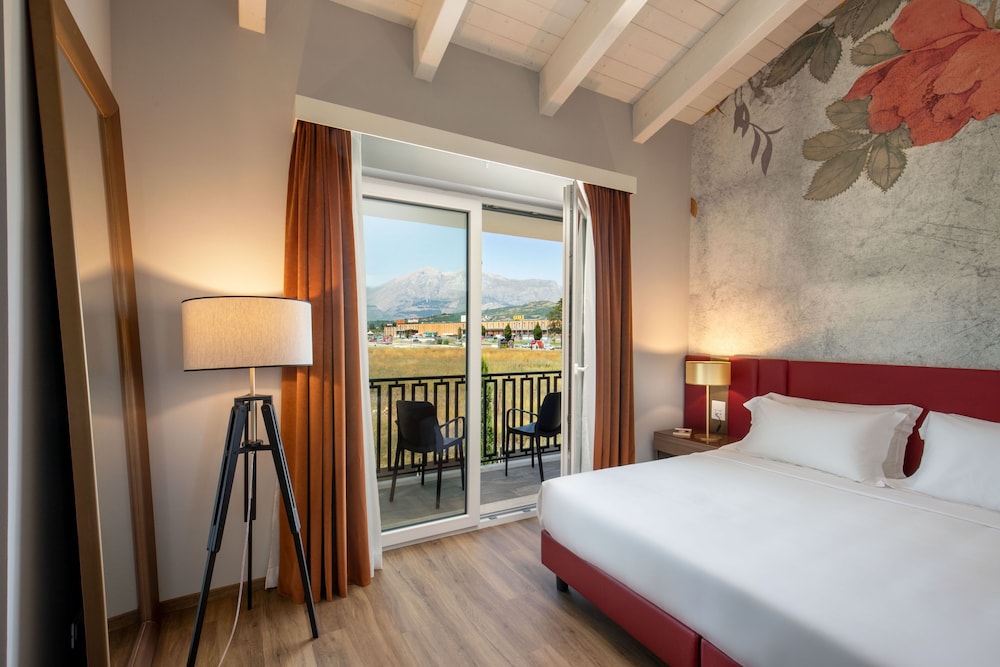 Comfort Triple Room, 1 King Bed with Sofa bed, Balcony photo 2