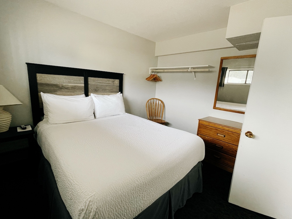 Standard Room, 2 Queen Beds, Kitchen (First Floor) photo 2