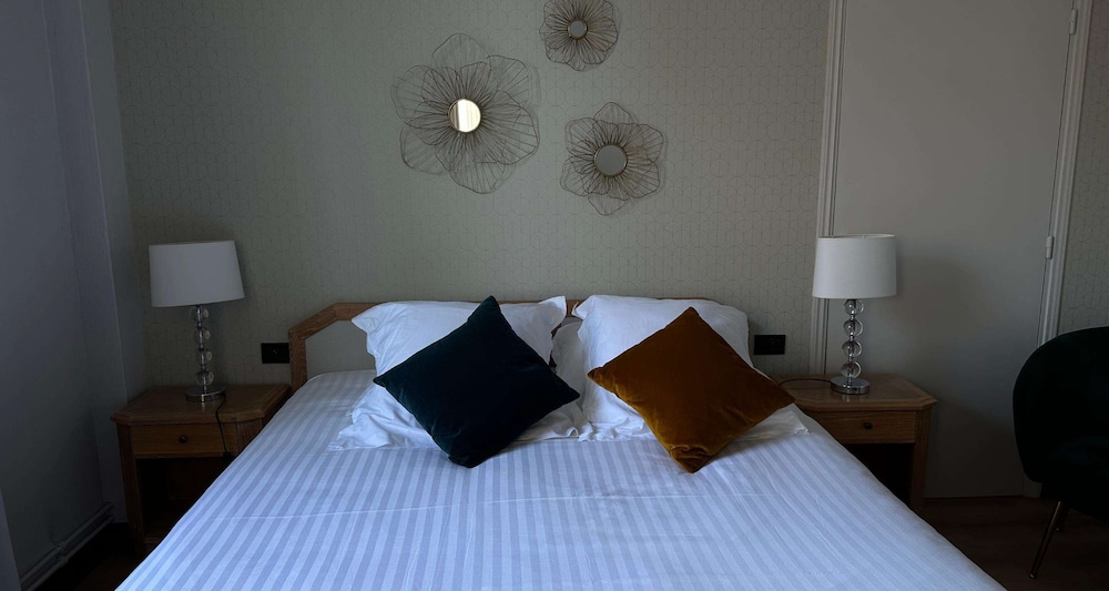 Standard Room, 1 Queen Bed, Non Smoking - Photo 7
