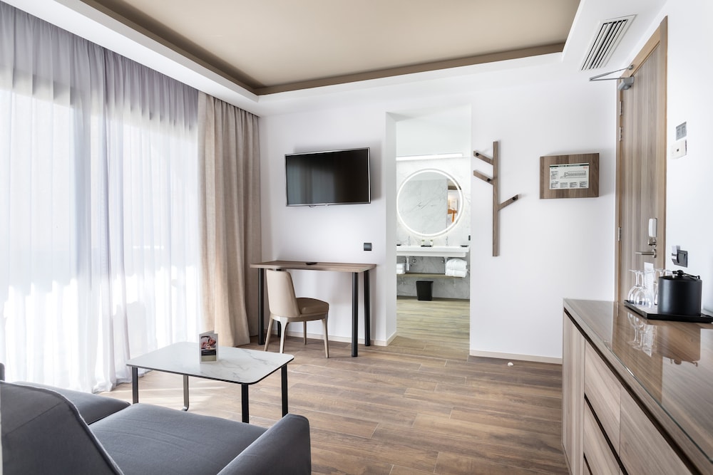 Junior Suite (Swim-up & Adults Only) photo 3