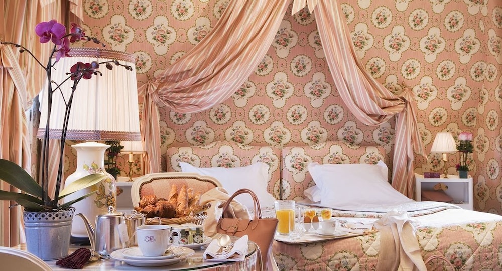 Junior Suite (in the castle or pavilions) photo 1