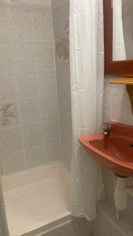 Single Room, Private Bathroom