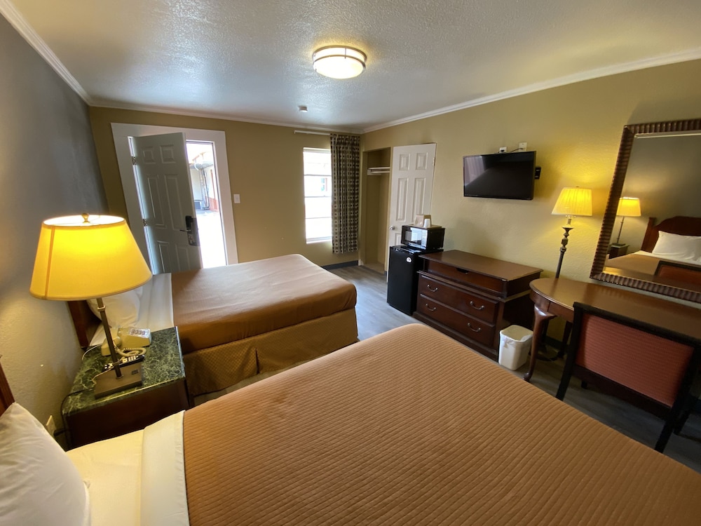 Deluxe Room, 2 Queen Beds photo 3