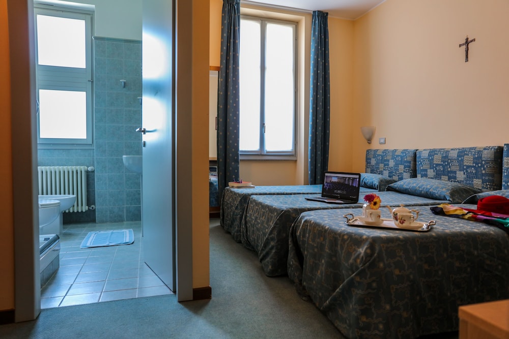 Standard Triple Room, 3 Twin Beds photo 2