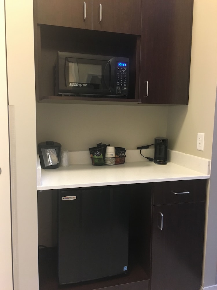 Standard Room, 2 Queen Beds, Refrigerator & Microwave - Photo 7