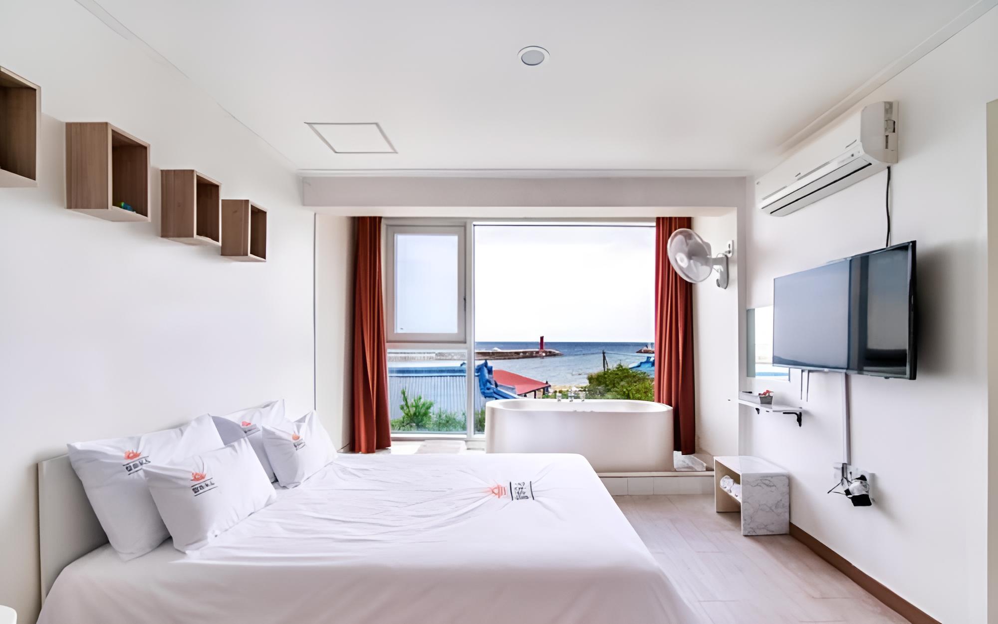 Room (203 Spa ocean view (Netflix bath salt)