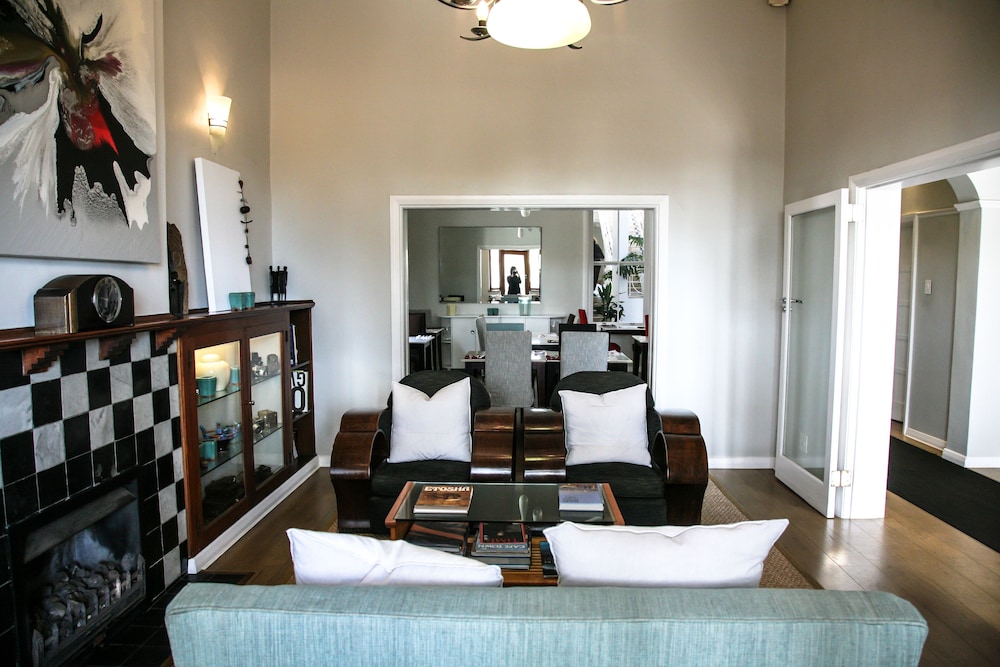 Semi Luxury photo 3