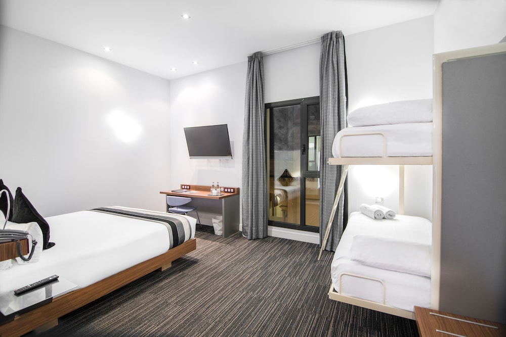 Superior Quadruple Room photo 3