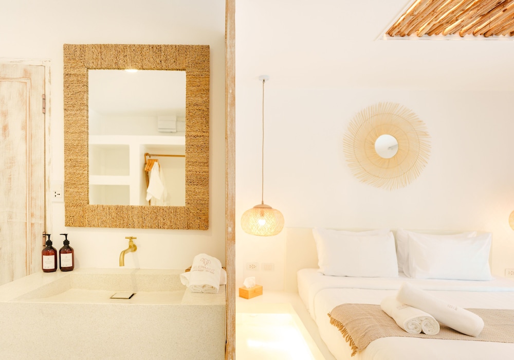 Deluxe Room - Photo 15