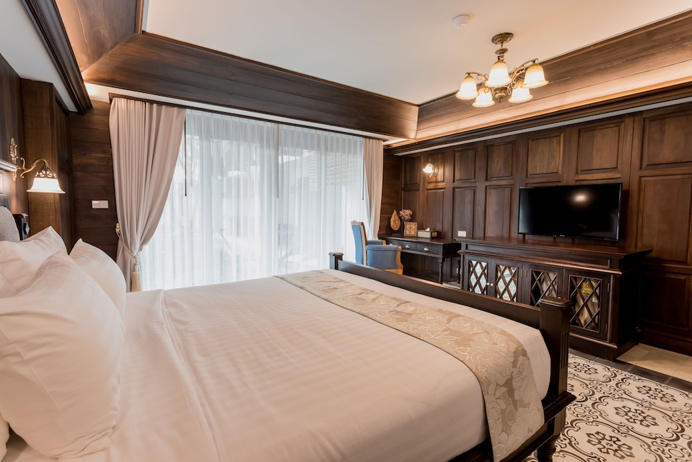 Deluxe Colonial - Photo 7