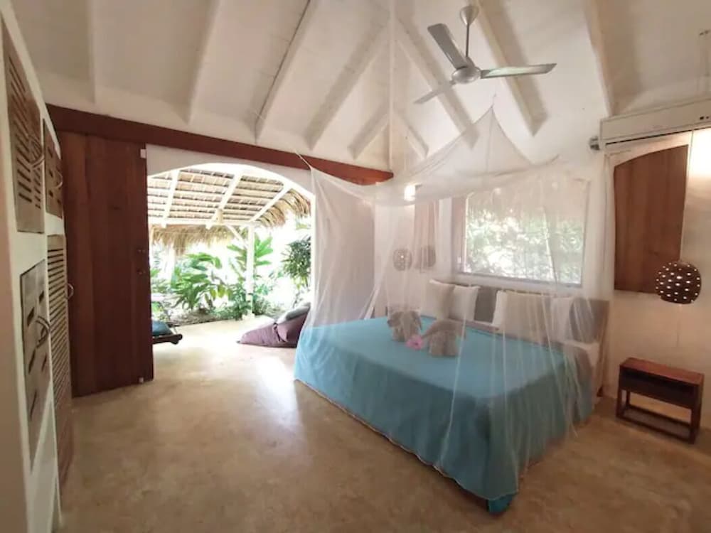 Comfort Room, 1 King Bed, Pool View