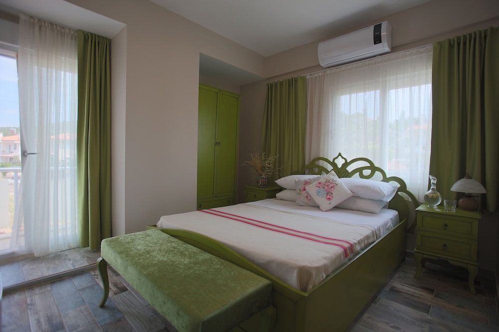 Romantic Double Room, 1 Queen Bed, Balcony, Sea View photo 1