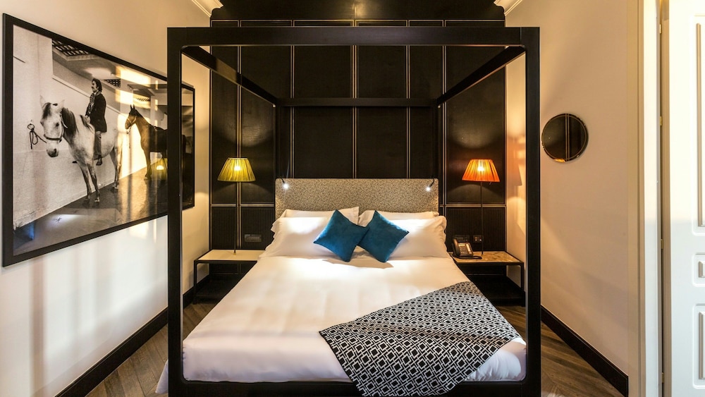 Jacuzzi Suite photo 1