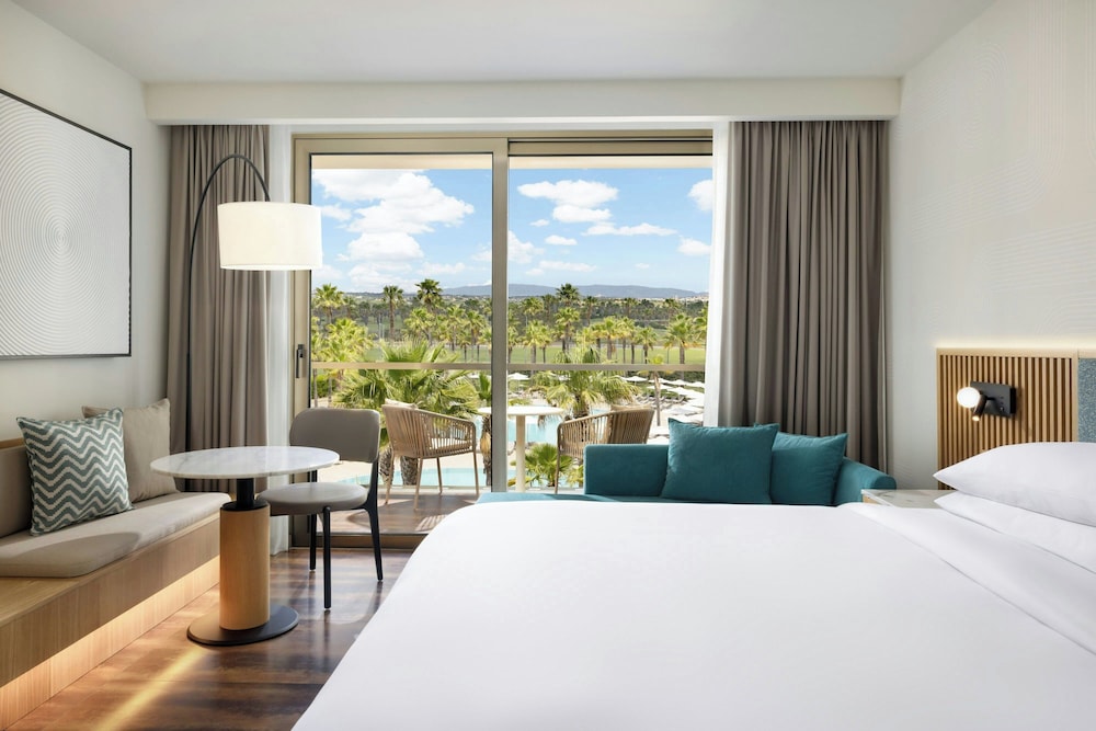 Deluxe Room, 1 King Bed, Sea View (Balcony) - Photo 8