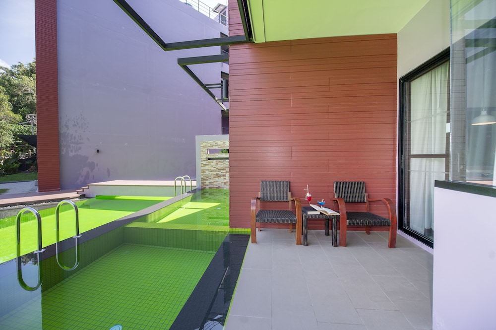 Premier Room, Pool Access - Photo 9