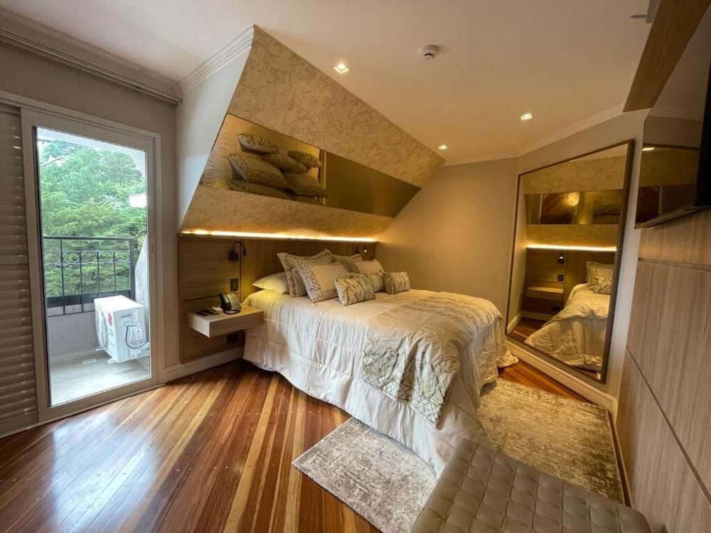 Apartamento Luxo com Varanda e Cama Queen thumbnail 6